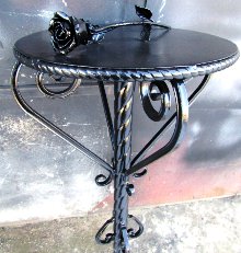 Столик кованый на кладбище с цветком (артикул - МРК13)