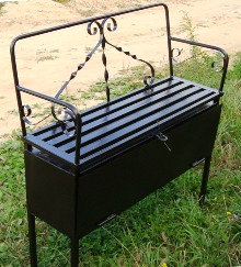 Лавка с кованым декором и ящиком для хранения на кладбище (артикул - МРК15)