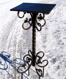Столик кованый на кладбище (артикул - МРК12)