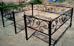 Ритуальная оградка сварная с элементами ковки (артикул-РО09)