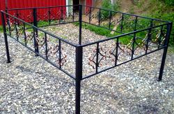 Ритуальная оградка сварная с элементами ковки (артикул-РО08)