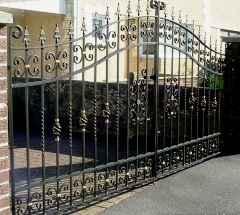 Ворота распашные с ковкой (артикул-ВК08)