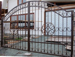 Ворота распашные с ковкой (артикул-ВК13)