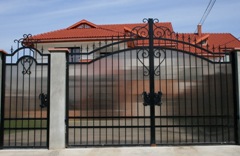 Ворота распашные с ковкой (артикул-ВК06)